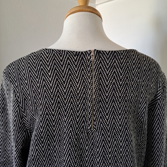 W5 | Back & white triangle striped crew neck cropped sleeve shirt frayed edges - Picture 6 of 11